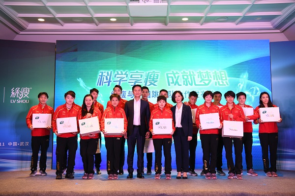 绿瘦与中国跳水队互赠礼物并寄予祝福.jpg