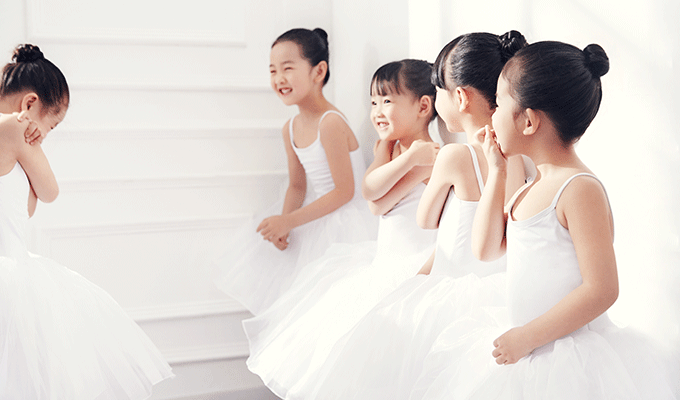 朵拉舞蹈获邀出席2018中国财经峰会,共话艺术