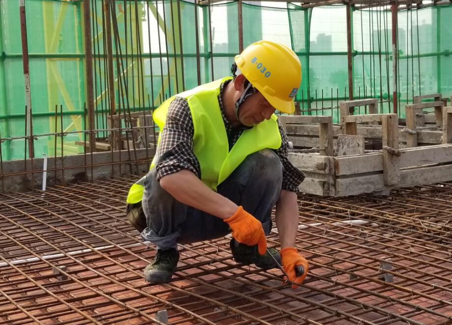 工友子弟考入清华 中建二局志愿者公益助学