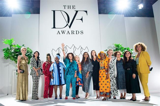 1.图注：DVF品牌创始人Diane von Furstenberg女士与来自全球的杰出女性代表共赴威尼斯，齐聚第十三届DVF Awards颁奖典礼现场.jpg