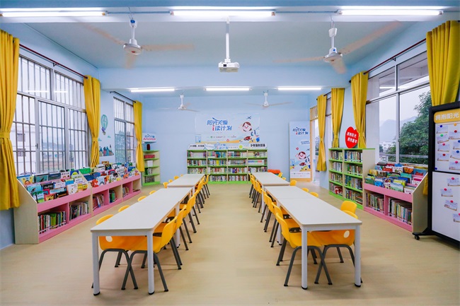 2019年在立星小学建立的东风日产阳光关爱阅读室.jpg