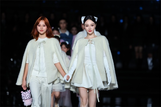 7.李小璐母女登台跨界走秀.jpg
