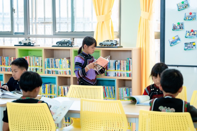 7期垤小学的学生在阅读室中阅读。.jpg