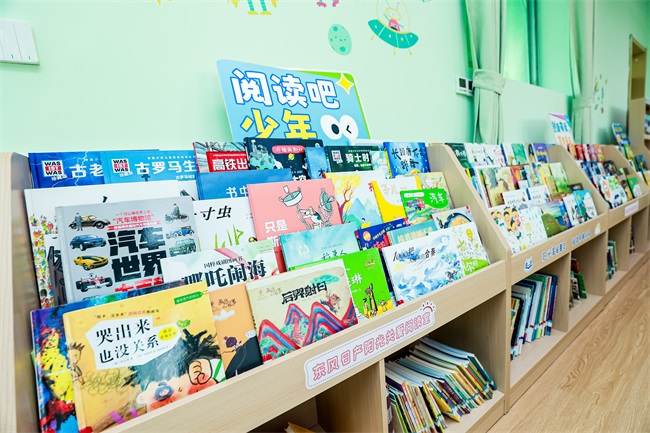 阅读室内丰富的图书。.jpg