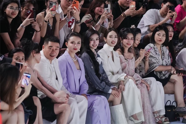 1783586390526005897.jpg 2.Angelababy杨颖、童瑶、孙茜和陈红等明星好友现身秀场前排.jpg
