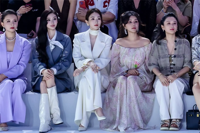 1783586400119069490.jpg 3.Angelababy杨颖、童瑶、孙茜和陈红等明星好友现身秀场前排.jpg