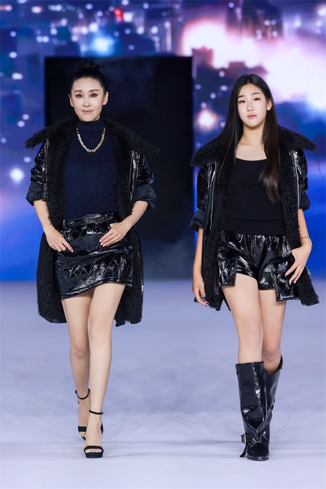 1783586536035014259.jpg 4.苗圃母女为本次大秀开场.jpg
