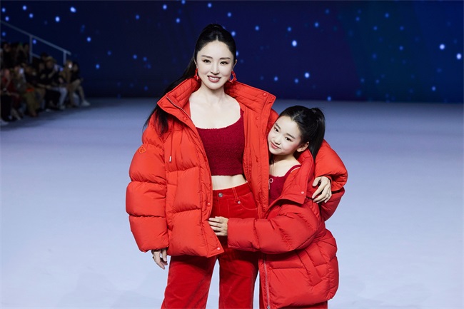 1783586545840080989.jpg 5. 董璇和女儿小酒窝一同登台走秀.jpg