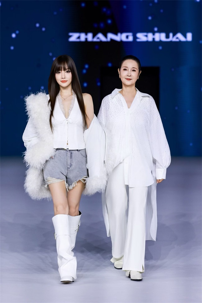 1783586561261062169.jpg 6.李小璐母女一同登台走秀.jpg