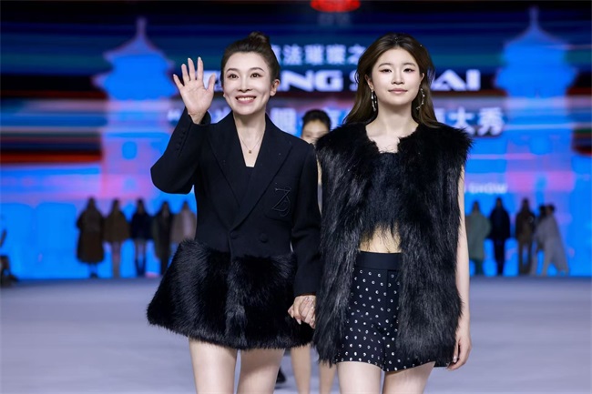 1783586573868010872.jpg 7. 张棪琰母女一同登台走秀.jpg