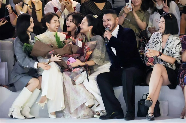 1783586608789199792.jpg 9.大秀尾声,设计师张帅登台献唱,感谢好友们的一路陪伴支持.jpg