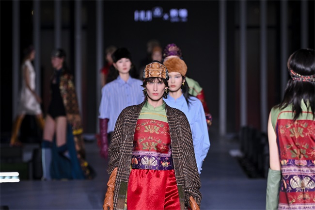 1784606007080075321.jpg 3.HUI 与黔锦携手打造的2026秋冬系列《女红》.jpg