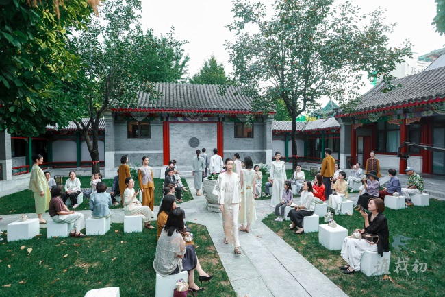 2.谁裁初「一年景·岁时清嘉」26早秋系列.jpg