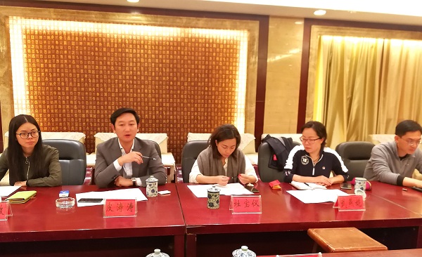 (绿瘦慈善基金会召集人,绿瘦集团董事长皮涛涛在专题讲座上提建议)